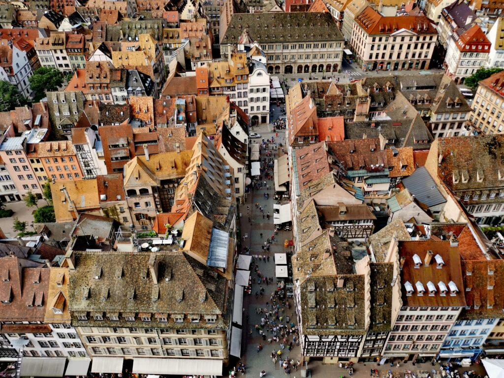 Luftaufnahme der Stadt Nürnberg mit Blick auf die historischen Straßen, Gebäude und Menschen, die durch das Stadtzentrum schlendern.